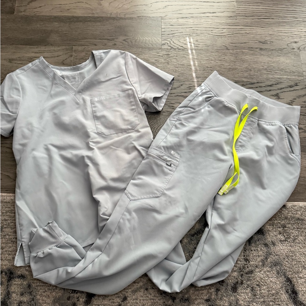 Figs Women's Silver Arrows Catarina and High
Waisted Zamora Tall Jogger Small